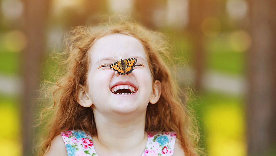 Mädchen mit Schmetterling auf der Nase