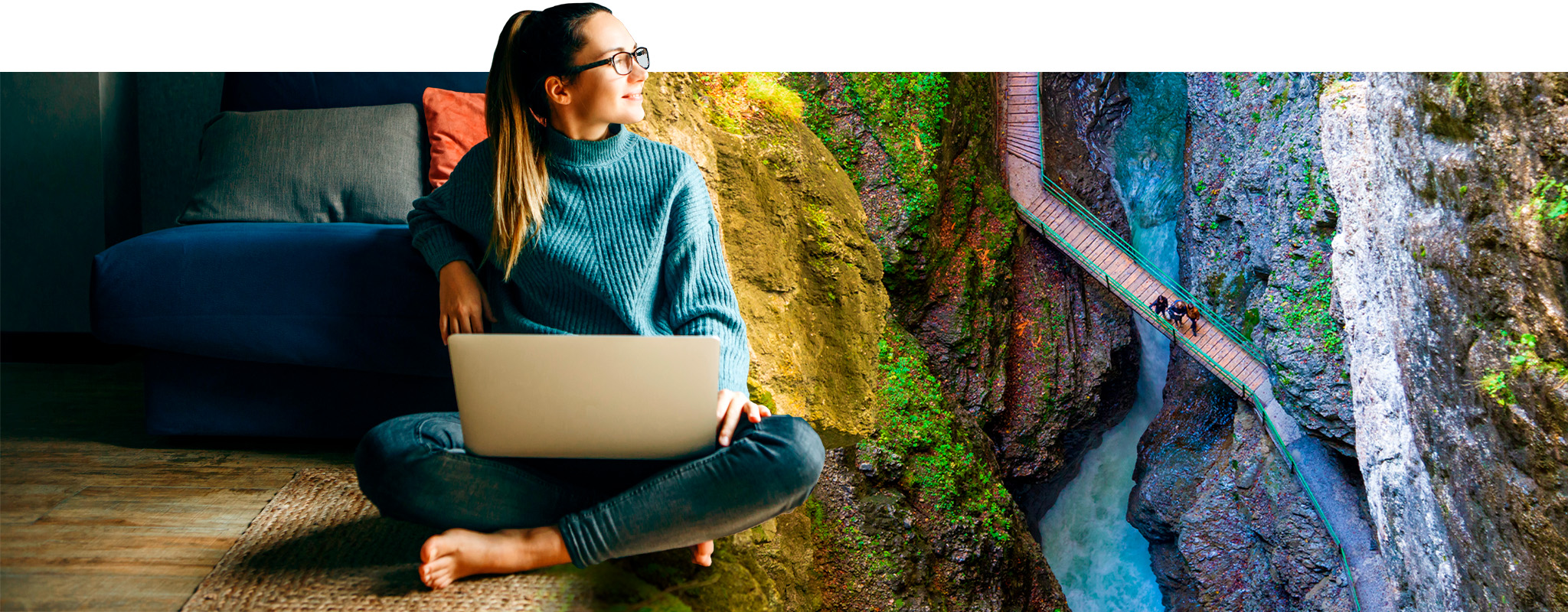 Junge Frau zuhause mit Laptop, daneben Blick in die Breitachklamm bei Oberstdorf