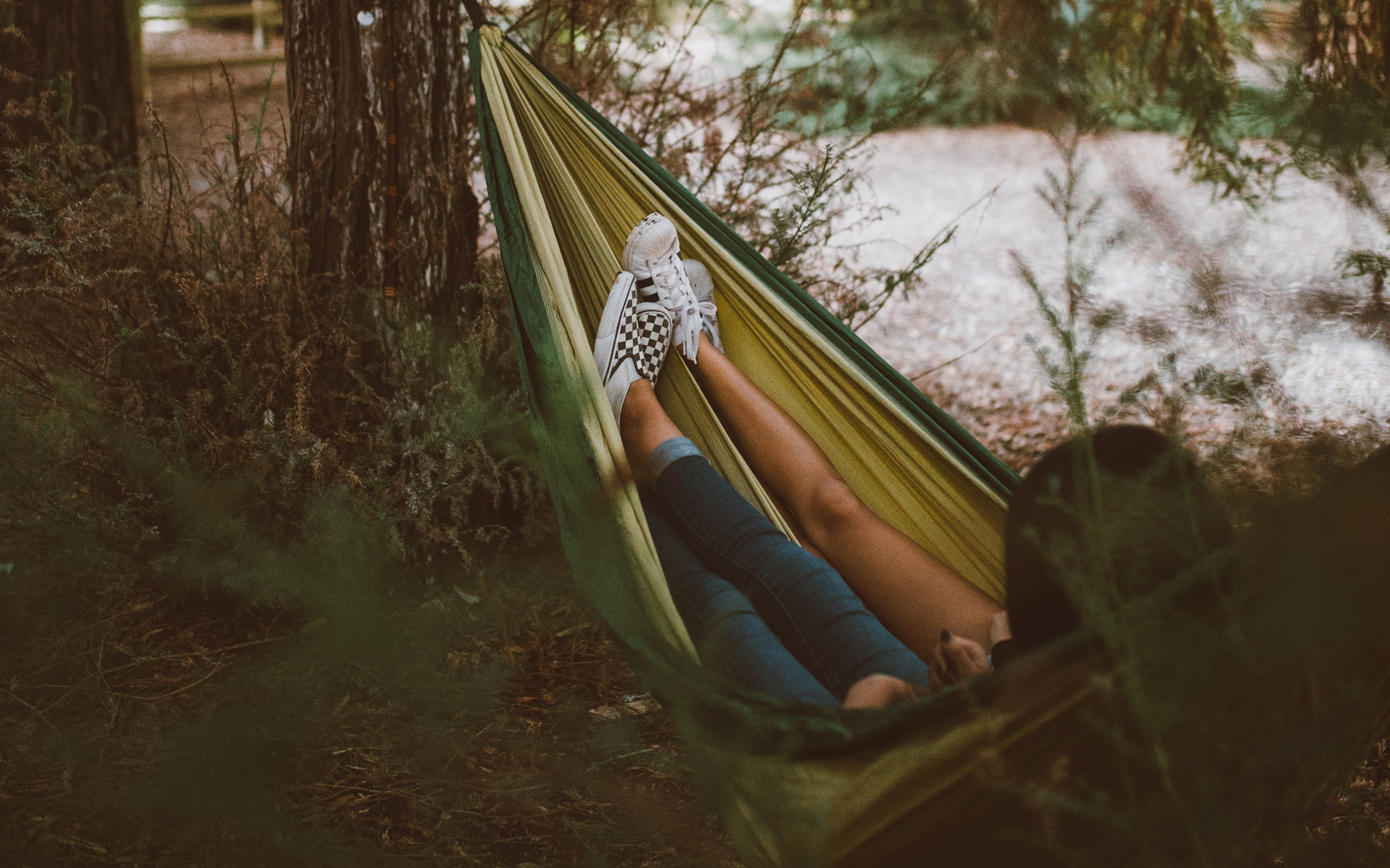 Zwei junge Frauen in einer Hängematte