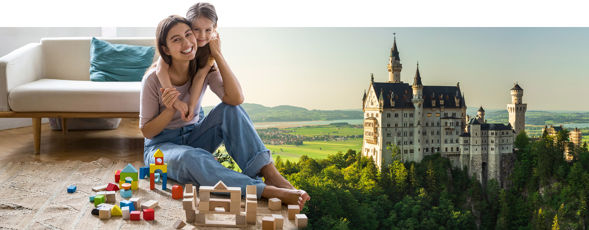 Mutter und Tochter bauen ein Schloss aus Bauklötzen, daneben Schloss Neuschwanstein