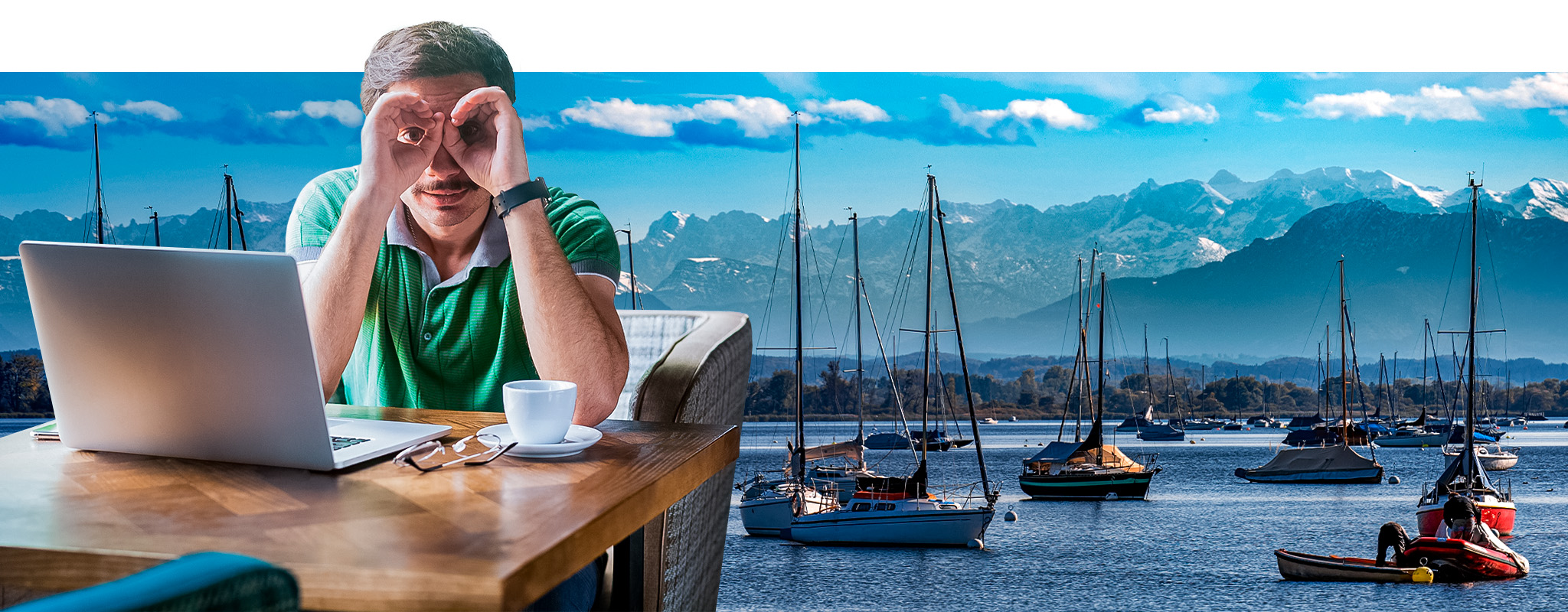 Mann blickt auf den Ammersee mit Segelbooten, dahinter Alperpanorama