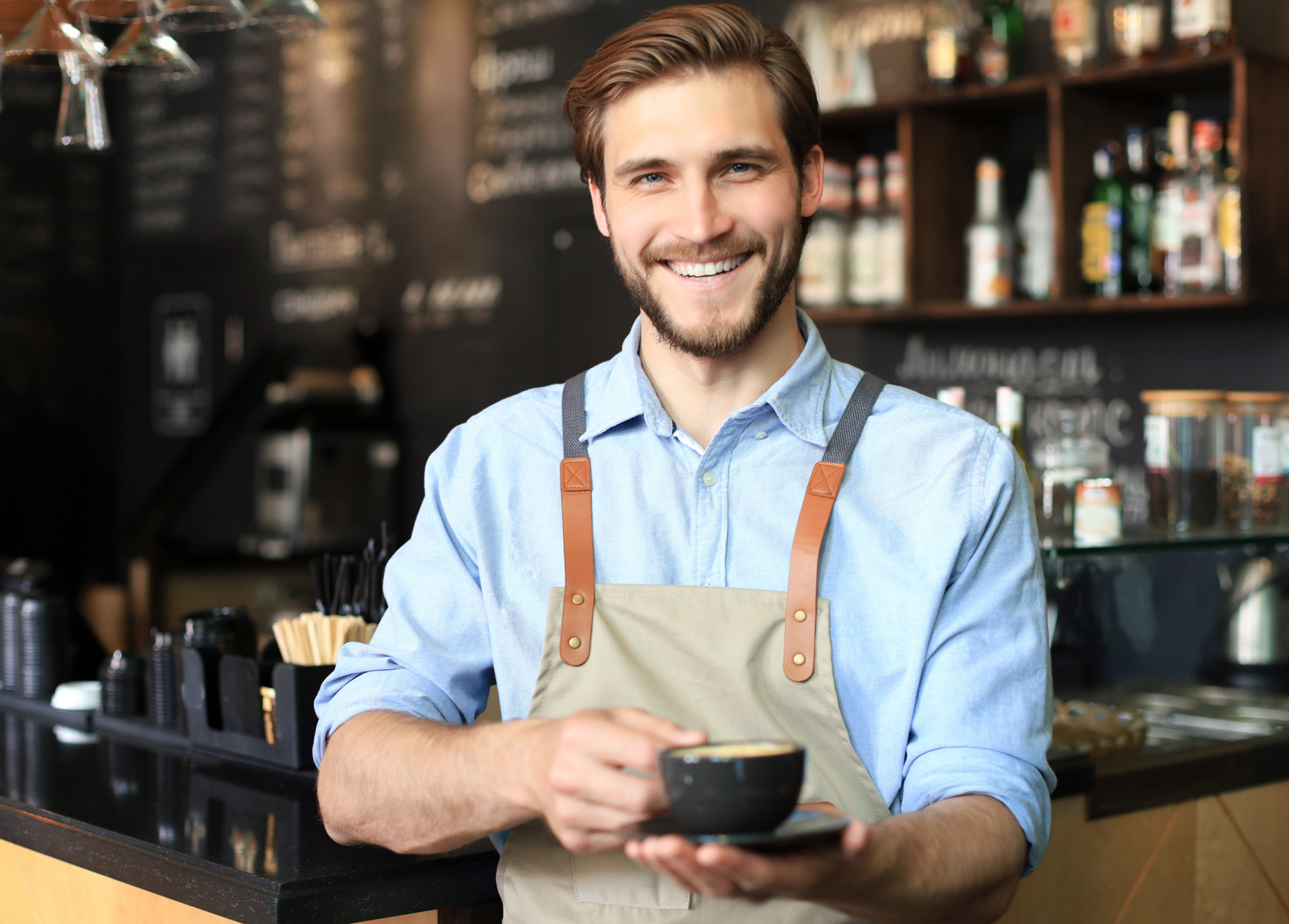 Männlicher Barista bereitet Kaffee zu
