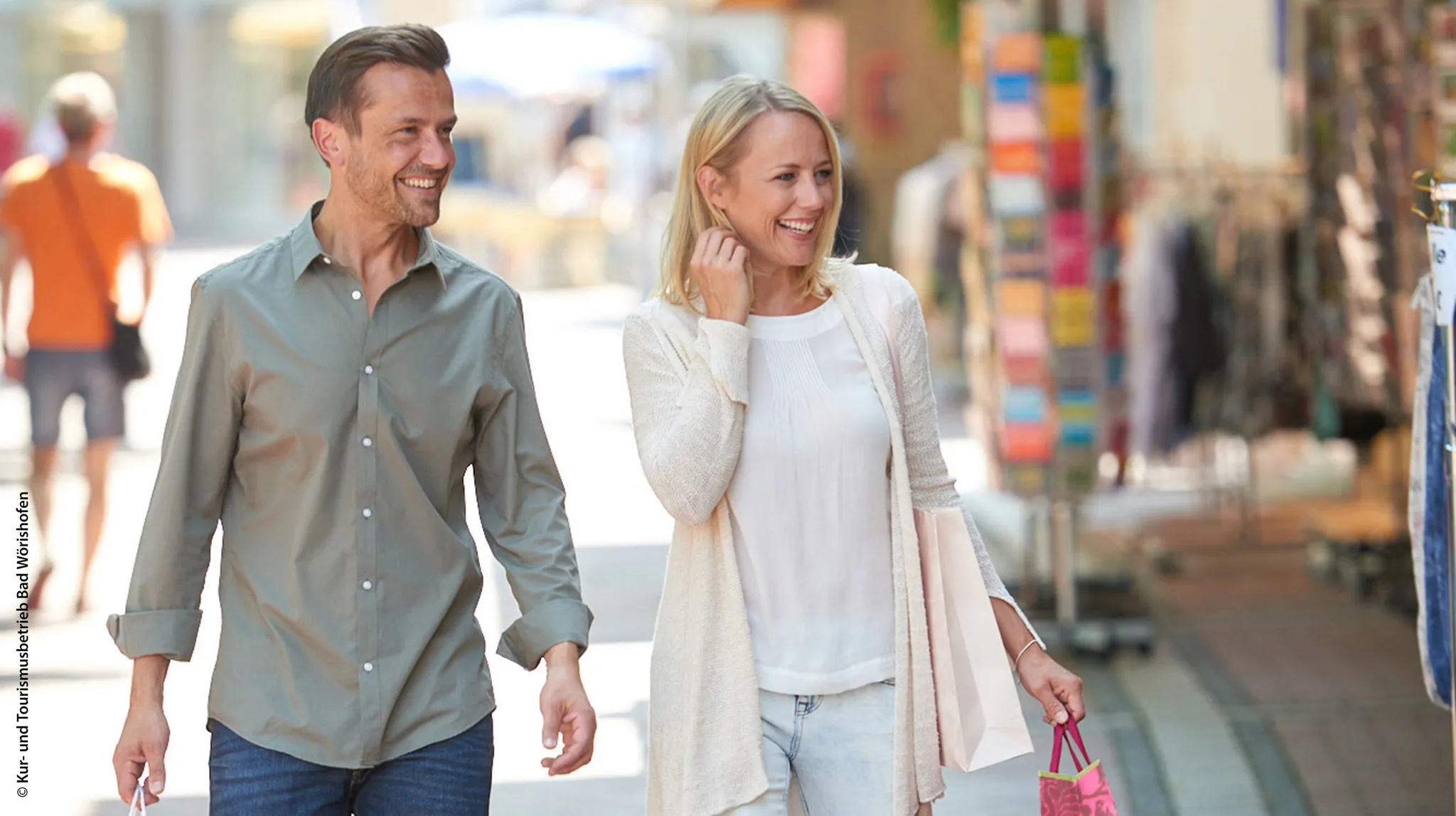 Paar beim Einkaufsbummel