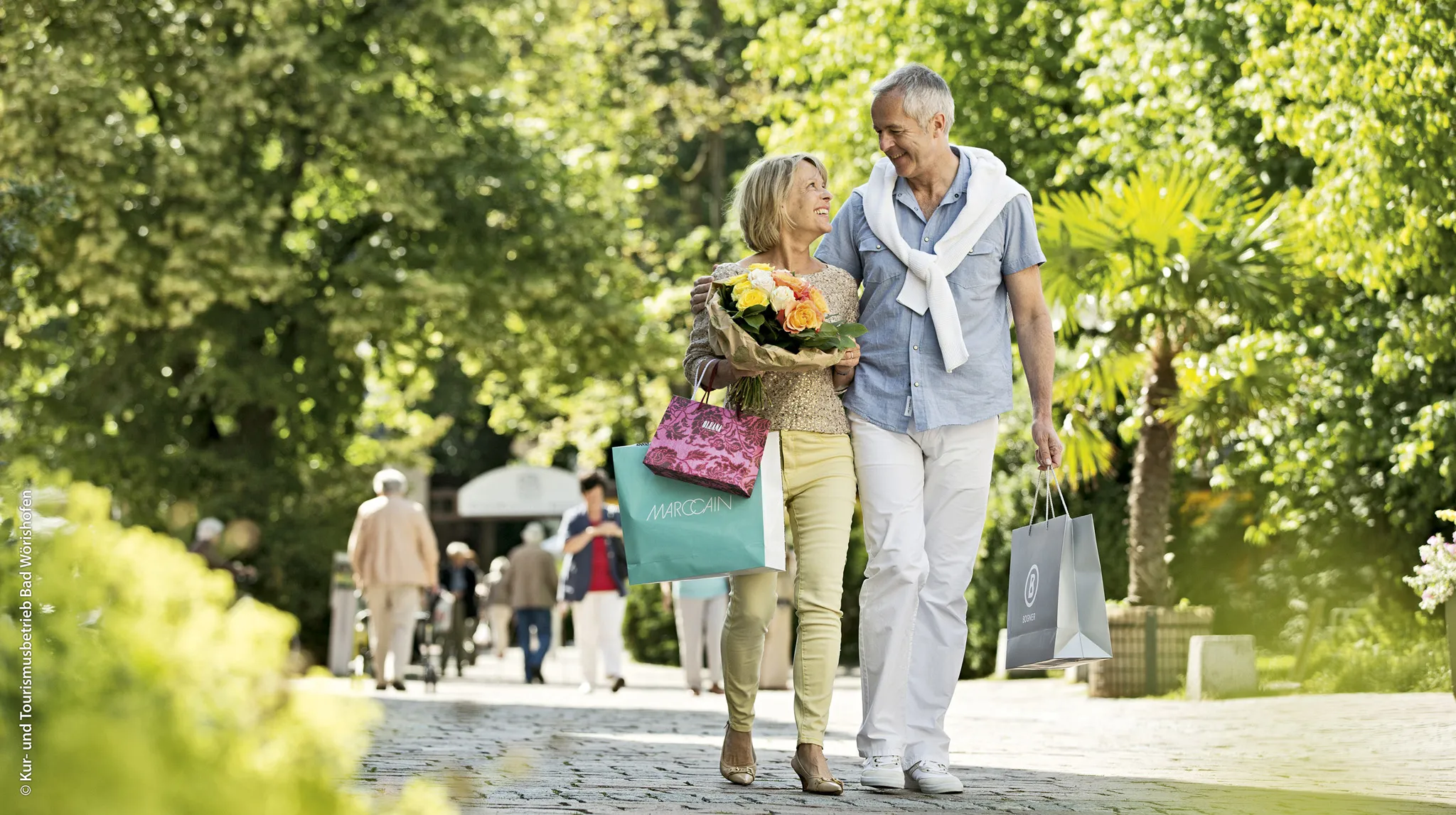 Paar beim Einkaufsbummel